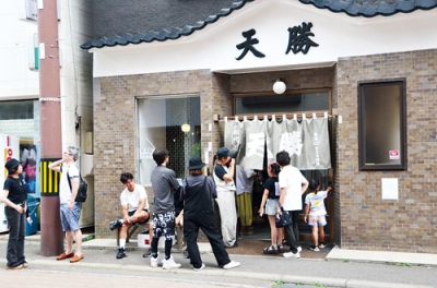 写真：名物の天丼を目当てに行列ができた天勝本店前＝１２日