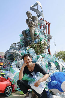 写真：プラスチック条約作りを議論する国連事務所前に設置されたオブジェとベンジャミン・ボン・ウォンさん＝１３日、ジュネーブ（共同）