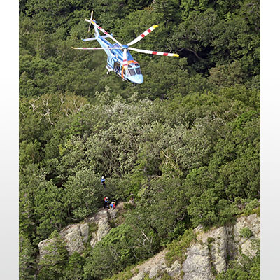 写真：知床の羅臼岳で登山者を救助する道警のヘリコプター＝１４日午後２時３３分（共同通信社ヘリから）