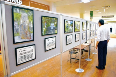 写真：室蘭市内の戦跡などを収めた写真が並ぶ