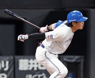 写真：１回日本ハム１死三塁、野村が左前に先制打を放つ＝エスコンフィールド