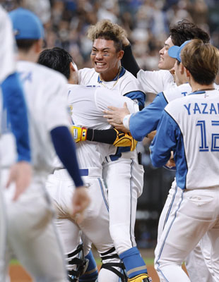 写真：９回、サヨナラ打を放ち、ナインから祝福を受ける日本ハム・水谷＝エスコンフィールド