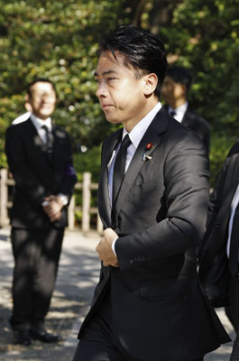 写真：靖国神社を参拝に訪れた小泉農相＝１５日午前７時５３分、東京・九段北