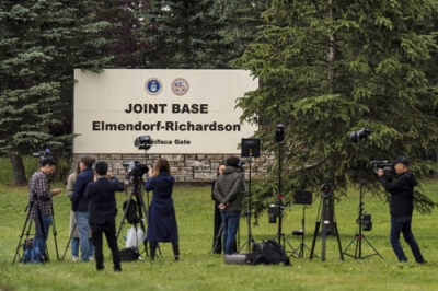 写真：米ロ首脳会談が開かれるエルメンドルフ・リチャードソン米軍基地前に集まる報道陣＝１４日、アンカレジ（ＡＰ＝共同）