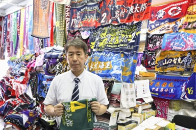 写真：タオル製造卸「糸秀」代表取締役の岡本光治さん＝岐阜市