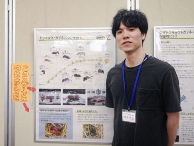 写真：「トウキョウトガリネズミ」の赤ちゃんの生態を紹介する自然写真家の六田晴洋さん＝白糠町