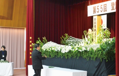 写真：犠牲者の冥福を祈り献花する小笠原市長
