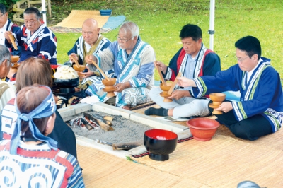 写真：現在の繁栄を築いた先祖をしのんだ白老アイヌ碑先祖供養祭