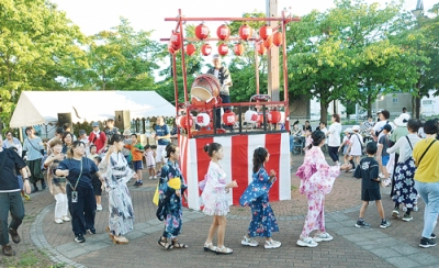 写真：太鼓の音色に合わせて盆踊りを楽しむ市民ら