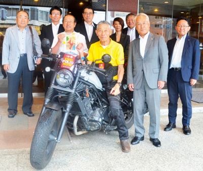 写真：バイクにまたがる故金さん（中央）と室蘭ＲＣ会員ら