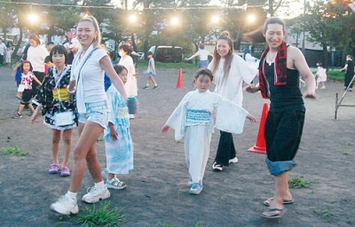 写真：輪になって盆踊りを楽しむ参加者