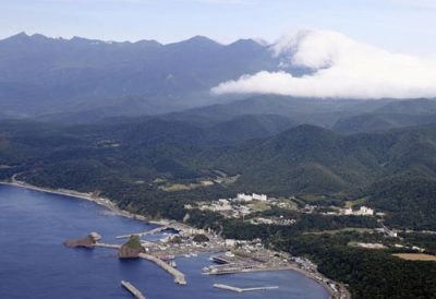 写真：登山者がクマに襲撃された知床の羅臼岳＝１４日（共同通信社ヘリから）