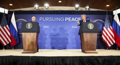 写真：会談後、共同記者発表するロシアのプーチン大統領（左）とトランプ米大統領＝１５日、米アラスカ州アンカレジ（ロイター＝共同）