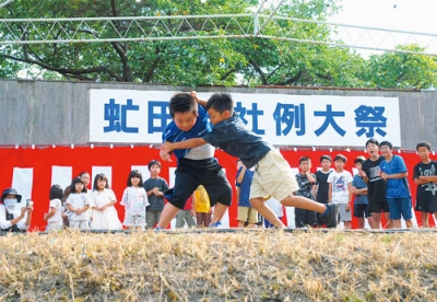 写真：子ども力士たちの真剣勝負で盛り上がる虻田神社例大祭