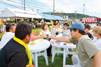 写真：６年ぶりに復活した鷲別納涼祭を楽しむ来場者