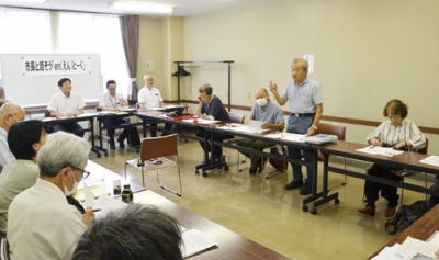 写真：平和施策を巡って青山市長と、憲法を守る室蘭地域ネットが意見を交わした
