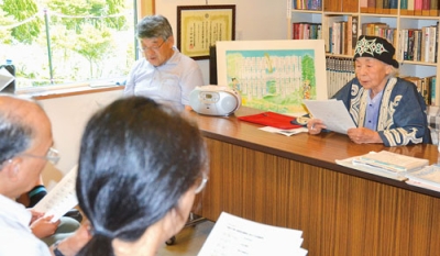 写真：大須賀さんと参加者が一緒に歌ったワークショップ