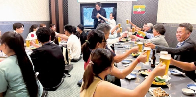 写真：乾杯し、交流を深める参加者たち