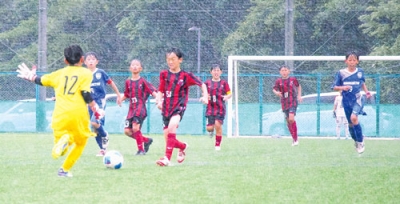 写真：【北海道コンサドーレ室蘭Ｕ－１２ー登別ＦＣＵ－１２エルカソ】強い雨の中、熱戦を繰り広げる選手たち＝１７日、リーフラスフットボールパーク