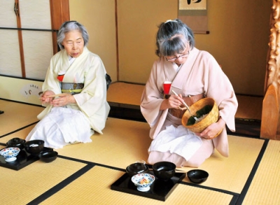 写真：茶や料理が振る舞われた朝茶事