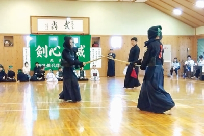 写真：勝利を目指し１本を狙う剣士