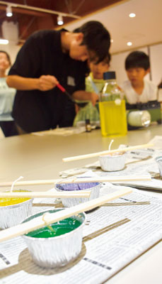 写真：参加者が作った廃油を使ったろうそく