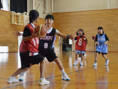 写真：合同でバスケットボールの練習をする醇風女子クラブと南部町スポーツ少年団の選手＝８月、鳥取市