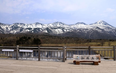 写真：「知床五湖」の一湖と知床連山＝５月、斜里町