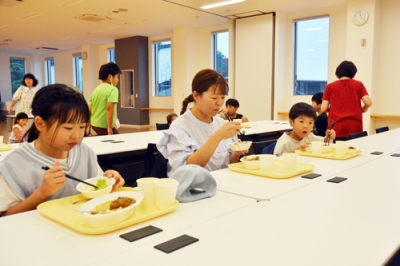 写真：食事を楽しむ親子連れ