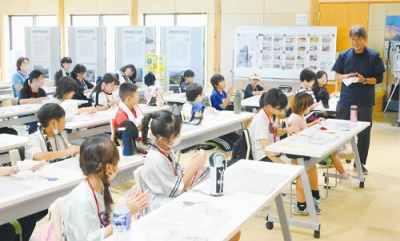 写真：縄文土器のオリジナルカードを作る子どもたち＝洞爺湖町内