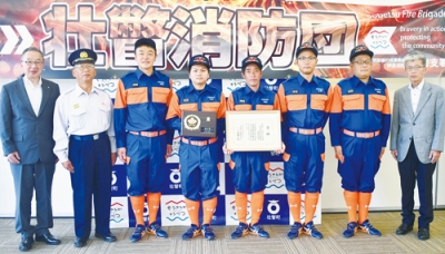 写真：田鍋町長（左端）らに優良賞を報告した壮瞥消防団の団員たち