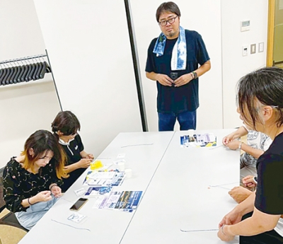 写真：藍について学ぶ参加者たち（提供写真）