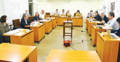 写真：町内会活性化を推進する条例案について意見交換した出席者ら