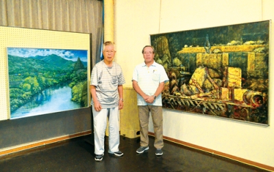 写真：来場を呼びかける赤谷さん（右）と長田さん