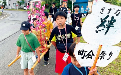 写真：元気よくみこしを引っ張り、町内を練り歩く子どもたち