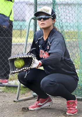 写真：ソフトボール女子日本代表合宿で投球を受ける我妻悠香＝群馬県高崎市