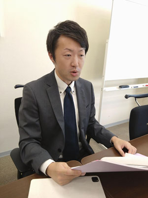 写真：取材に応じる高根和也弁護士＝東京都内