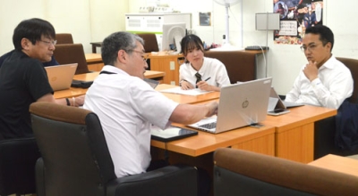 写真：辻議員らを取材し、新庁舎に設置されるエレベーターについて聞いた岡田さん