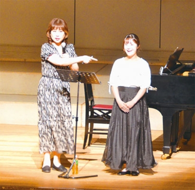 写真：声楽家・立野さん（左）から合唱の発声法を学ぶ参加者