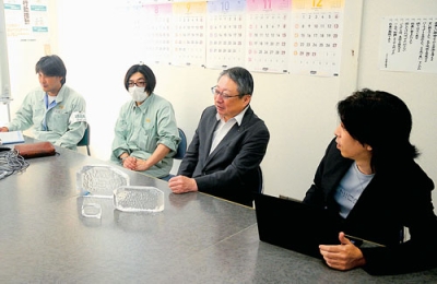 写真：新ブランドの立ち上げに向けて協議を進める花村社長（右から２人目）ら