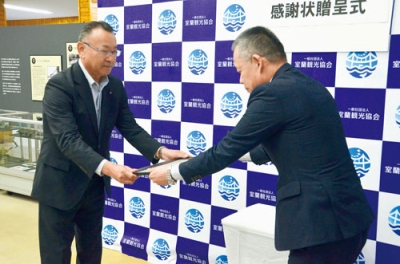 写真：感謝状を受け取る富士建設の昆社長（左）