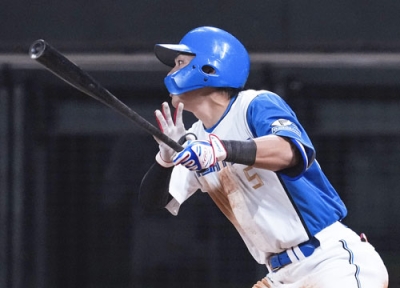 写真：９回日本ハム２死満塁、野村が右中間にサヨナラ３点二塁打を放つ＝エスコンフィールド