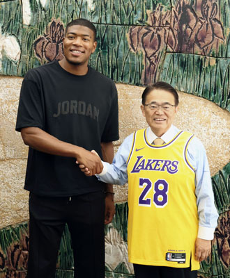 写真：愛知県の大村秀章知事（右）を表敬訪問したＮＢＡレーカーズの八村塁選手＝２０日午前、愛知県公館