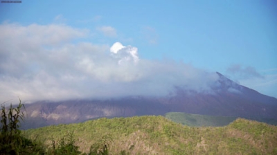 写真：昼のように明るく照らされた桜島＝１９日午後１１時８分（無人定点カメラで撮影）