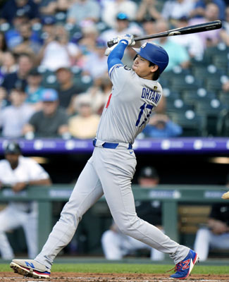 写真：ロッキーズ戦の２回、４４号ソロを放つドジャース・大谷＝デンバー（共同）