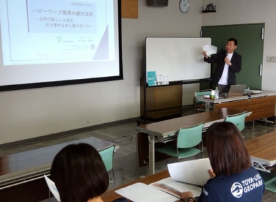 写真：ハローワーク採用について、求人票の作り方などを伝える五十川さん