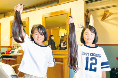 写真：ヘアドネーションに協力した足達朱織さん（左）と朱音さん姉妹