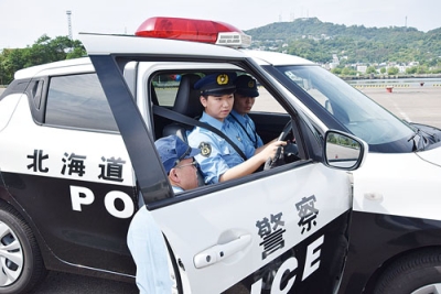 写真：パトカーの運転技術を学ぶ若手警察官