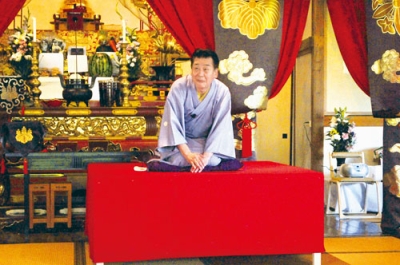写真：原爆をテーマにした落語を披露する古今亭菊太楼さん