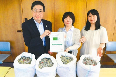 写真：リングプルを届けた室蘭言泉学園の職員ら